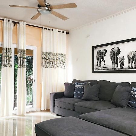 Central Upscale New Kingston Apt With Pool ภายนอก รูปภาพ