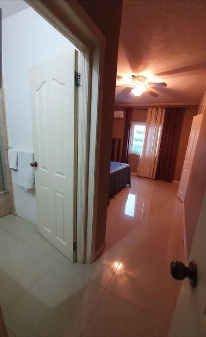 Central Upscale New Kingston Apt With Pool ภายนอก รูปภาพ