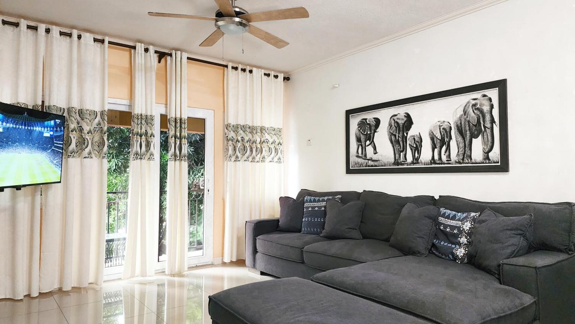 Central Upscale New Kingston Apt With Pool ภายนอก รูปภาพ