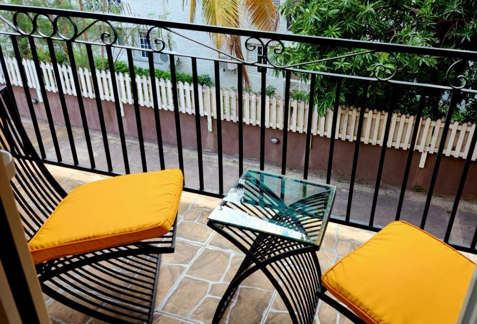 Central Upscale New Kingston Apt With Pool ภายนอก รูปภาพ